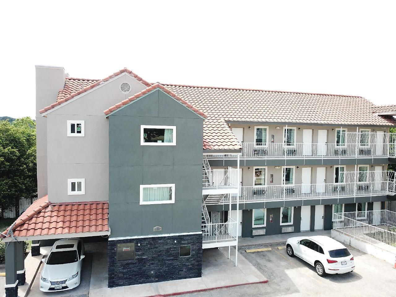 אוסטין Village Motor Inn מראה חיצוני תמונה